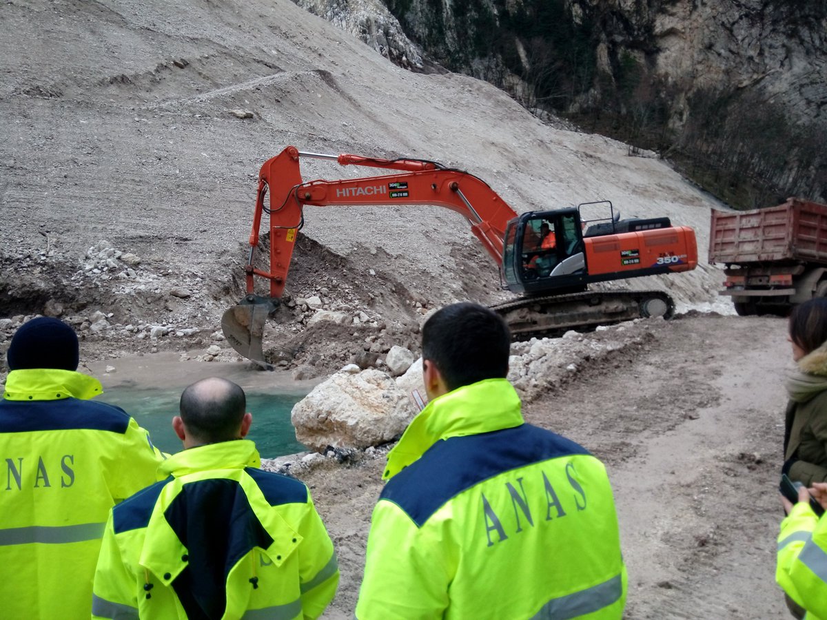 StradeAnas's tweet photo. #SP209 Valnerina - dopo il #terremoto 2016 nelle Marche una frana di oltre 60.000 mc era scesa dal versante, causando una deviazione del corso del fiume Nera. Condividiamo con voi le immagini del fiume Nera che grazie ai lavori effettuati è tornato nell’alveo originario https://t.co/5WZZWoxpKv