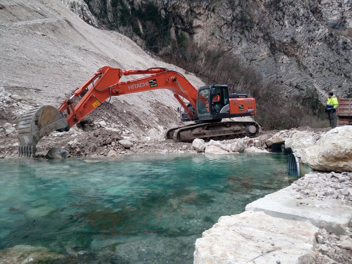 StradeAnas's tweet photo. #SP209 Valnerina - dopo il #terremoto 2016 nelle Marche una frana di oltre 60.000 mc era scesa dal versante, causando una deviazione del corso del fiume Nera. Condividiamo con voi le immagini del fiume Nera che grazie ai lavori effettuati è tornato nell’alveo originario https://t.co/5WZZWoxpKv