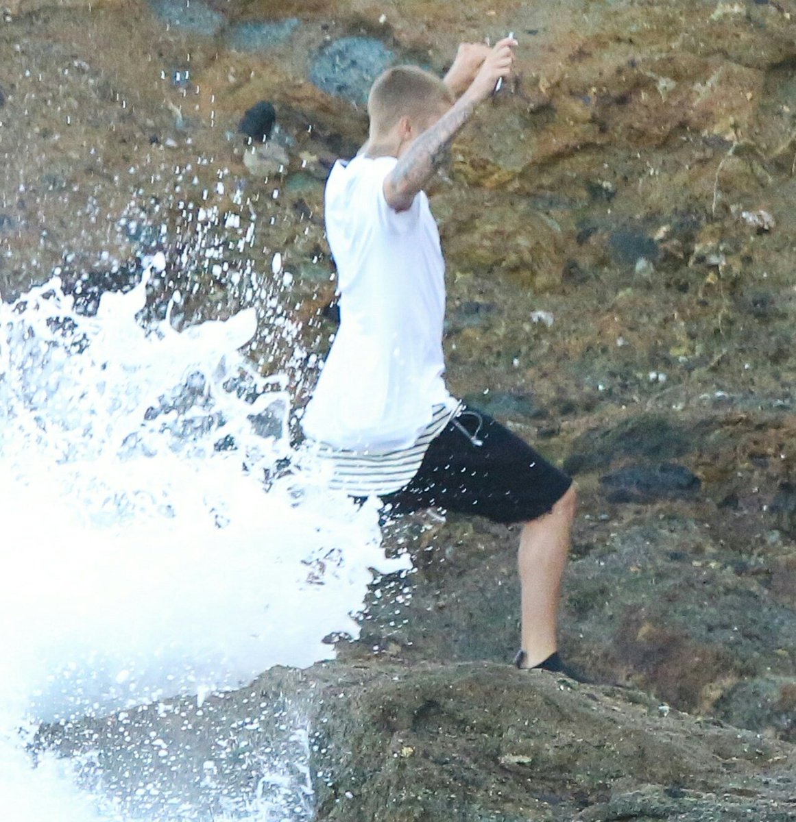 haileysmuse's tweet image. "e se você estiver afundando, vou pular
nessa água fria por você"