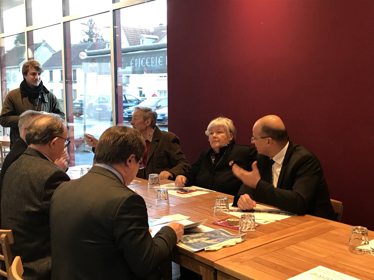 MFesneau's tweet photo. Gare de Delle, terre frontalière Franco-Suisse, table ronde avec des chefs d’entreprises pour échanger sur les problématiques d’accessibilité, de transport et des enjeux frontaliers
#circo9001 https://t.co/s37VuKQwsU