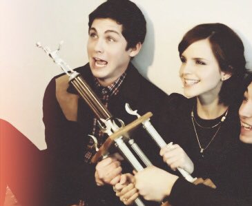 Happy Birthday Logan  Hoje é aniversário de 26 anos do ator e amigo de Emma, Logan Lerman! 