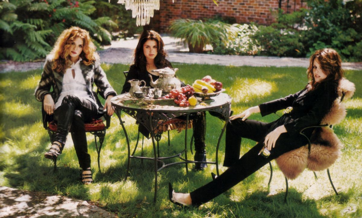 Stewy_Flippy's tweet photo. twilight photoshooting for instyle magazine, 2008. <3 

#twilightcast #memories #robertpattinson #kristenstewart #nikkireed #kellanlutz #rachellelefevre #twilight #love https://t.co/zA1s0bQRB4