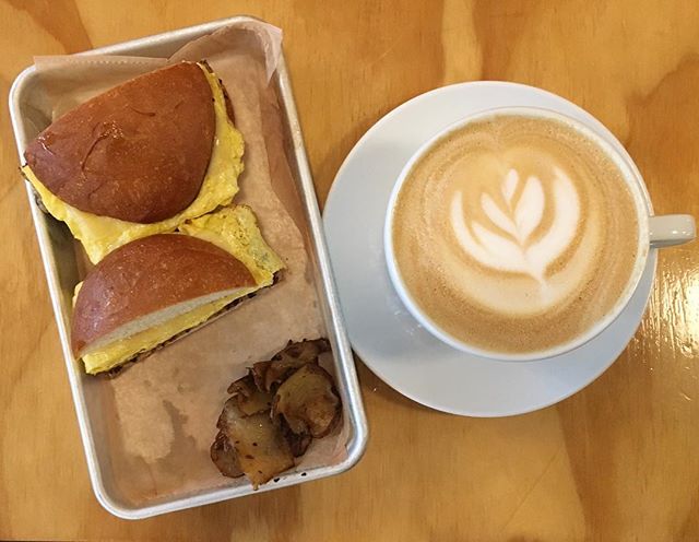 The best days start with fresh egg sandwiches. <a href="/hartfordbaking/">Hartford Baking Co.</a> adds spicy crispy potatoes to theirs and it is EVERYTHING. Of course, no breakfast is complete without a latte ☕️🍳 #newenglandercoffee #hartfordbakingco #westhartfordct
Thanks  @newenglandercoffee for the photo!