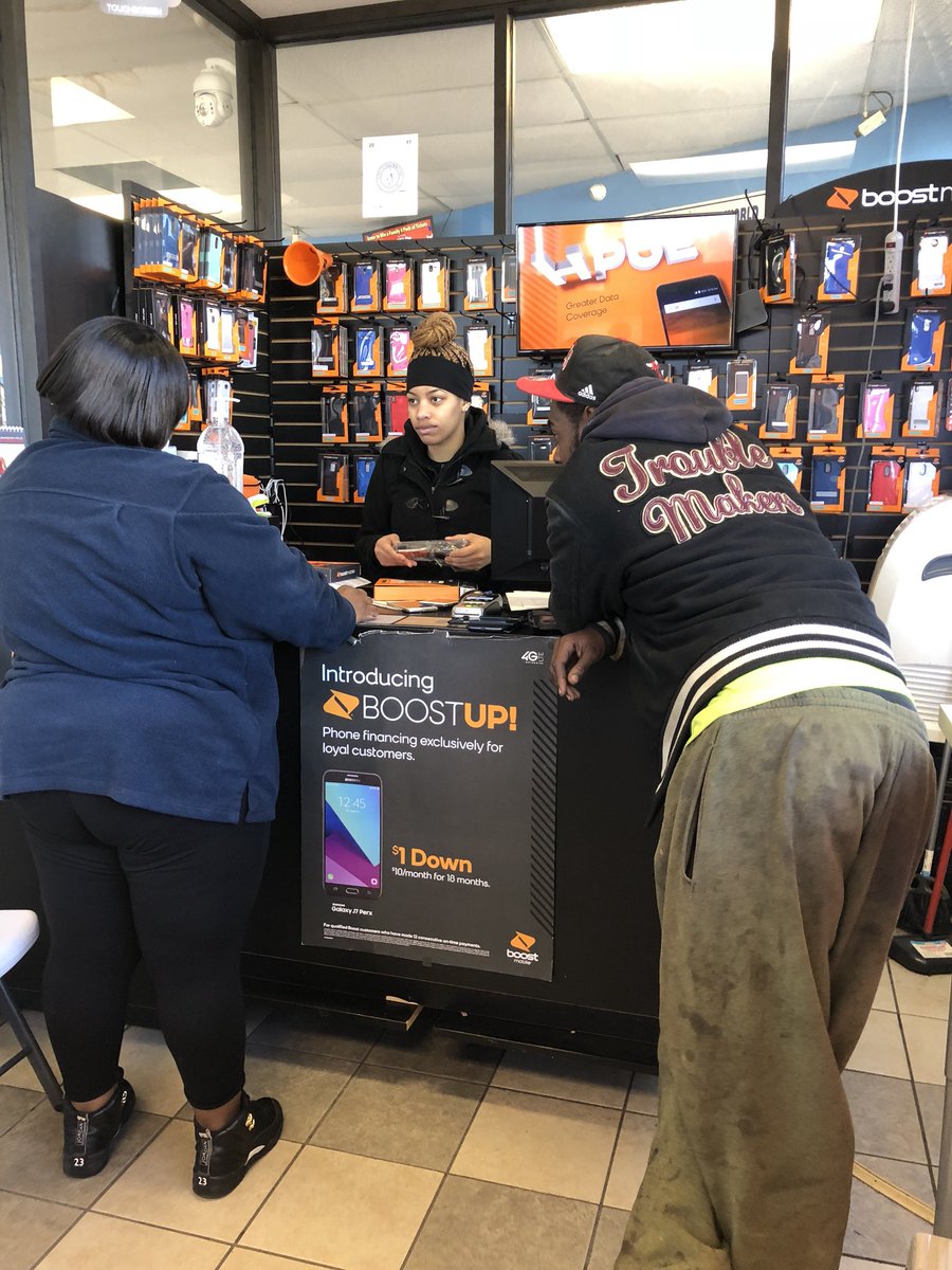 tkirk44's tweet image. Mikayla starting the day off right with 3 new activations @ North Main. Great job!!! @shawnatspg @MichaelMiess1 @ThomasSPG @Allison_AWi