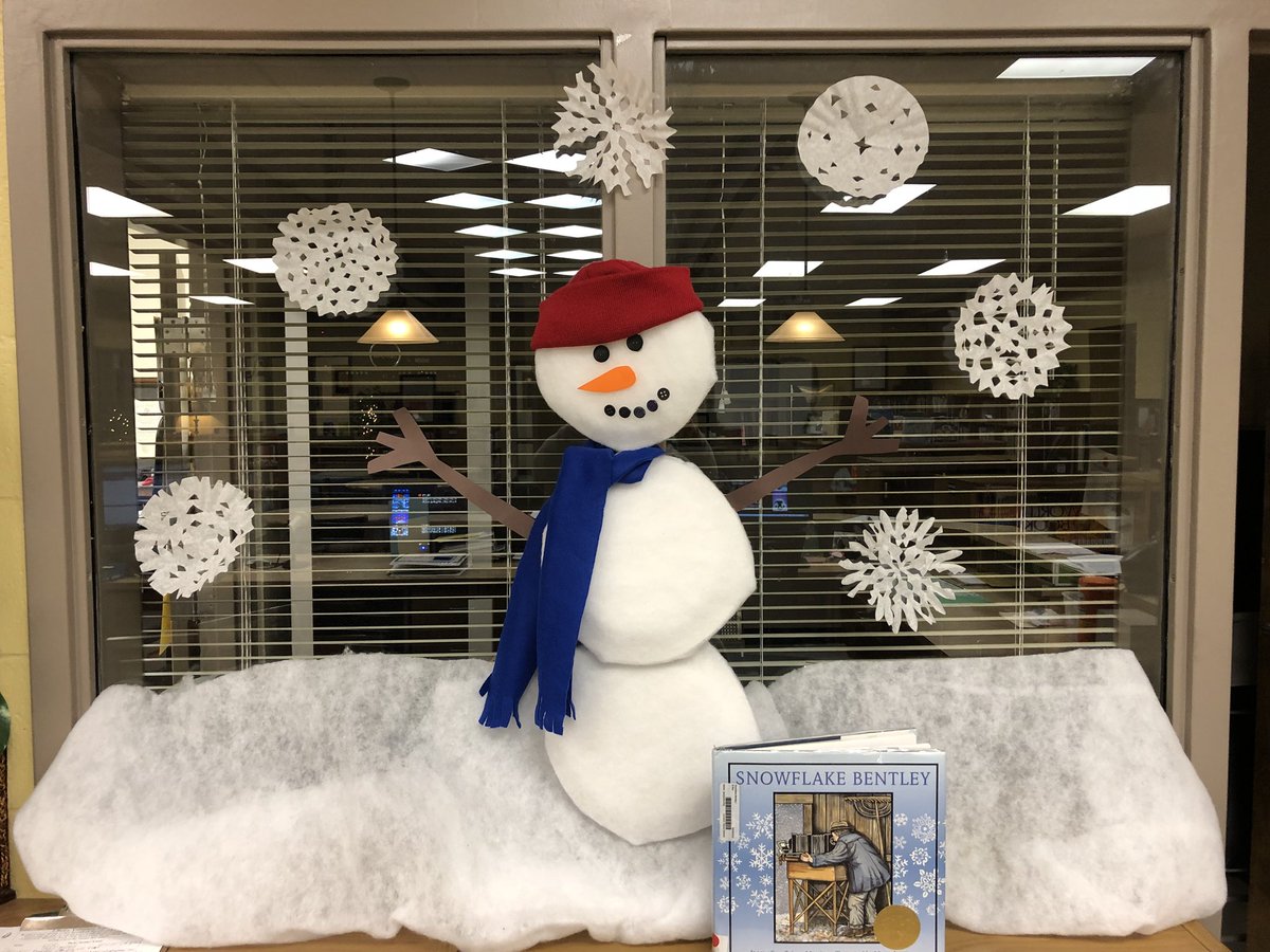 LBNELibrary's tweet photo. Since we didnβt see many snowflakes this week, we made our own in our 1st grade club! #lbne #SnowflakeBentley #BeesLoveBooks https://t.co/rEqbWwrsqo