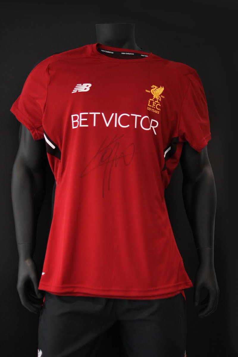 FootyAccums's tweet image. RT &amp;amp; FOLLOW @BetVictor to be in with a chance of winning this #LFC training top, signed by the main man; Jurgen Klopp! 

WINNER ANNOUNCED 8PM MONDAY NIGHT!
