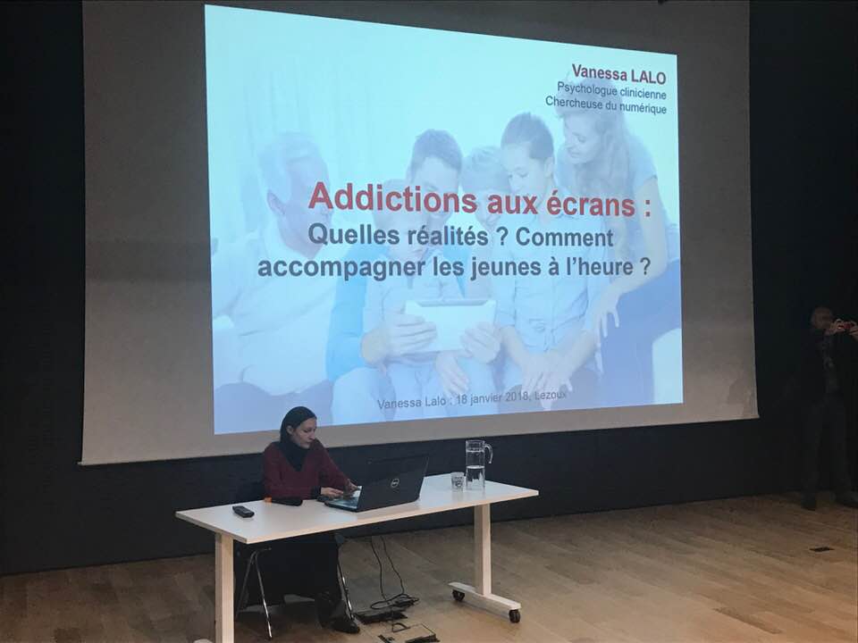 capsycom's tweet photo. "Addictions aux écrans", @Vanessa_Lalo remet les pendules à l'heure du numérique... Et les technologies à leur place d'outils... Comment s'approprier le numérique ? Communiquer, faire ensemble ? Là est le vrai débat... Devenons Consomm'acteur !!! #numerique https://t.co/LETFe5hmBJ