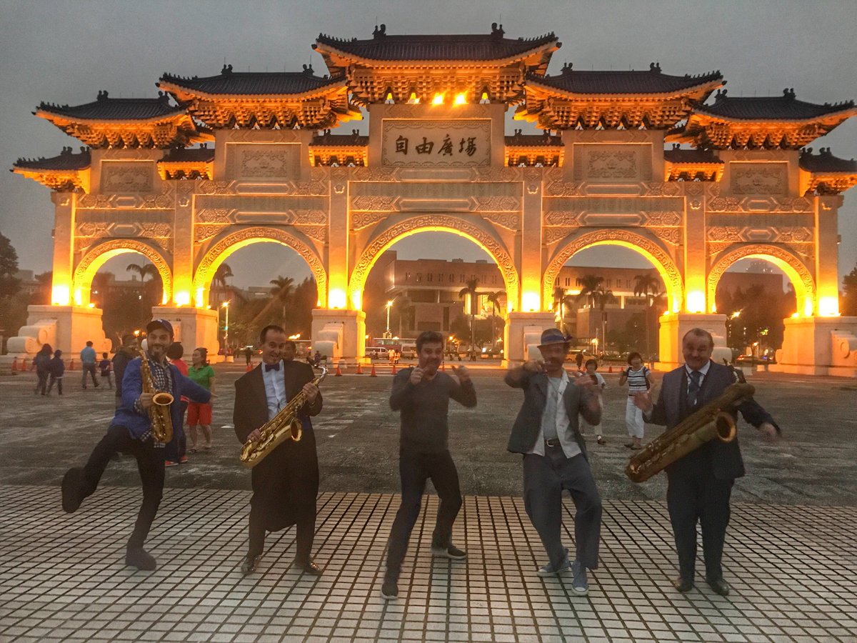 祝大家周末愉快！
Zhù dàjiā zhōumò yúkuài!
Bon week-end à tous !