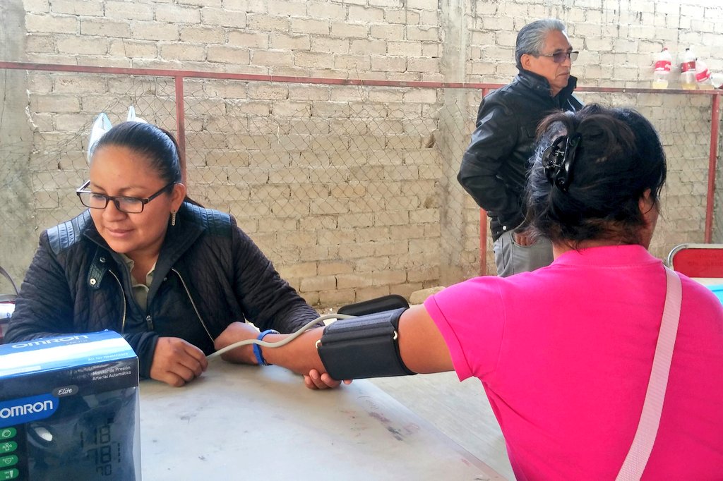 ACOaxaca's tweet photo. Familias de la Colonia Azucenas perteciente a San Martín Mexicapam, reciben servicios médicos, abasto y bienestar social durante la jornada de asistencia social https://t.co/jtpLmuoIg8