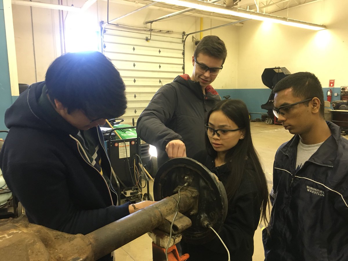 APSAutoTechcc's tweet image. Working on rear brakes in Mr.Littles Auto tech class.@APS_CTAE ,@APSCareerCenter ,@Margaretchungcc ,@ACC_Collision