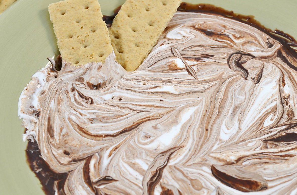 RadaCutlery's tweet photo. Try this ooey gooey s'mores dip for a treat that's heavenly with fruit or graham crackers! #dip #smores #chocolate https://t.co/UeVE464tOu https://t.co/BpK3TQ1jWa