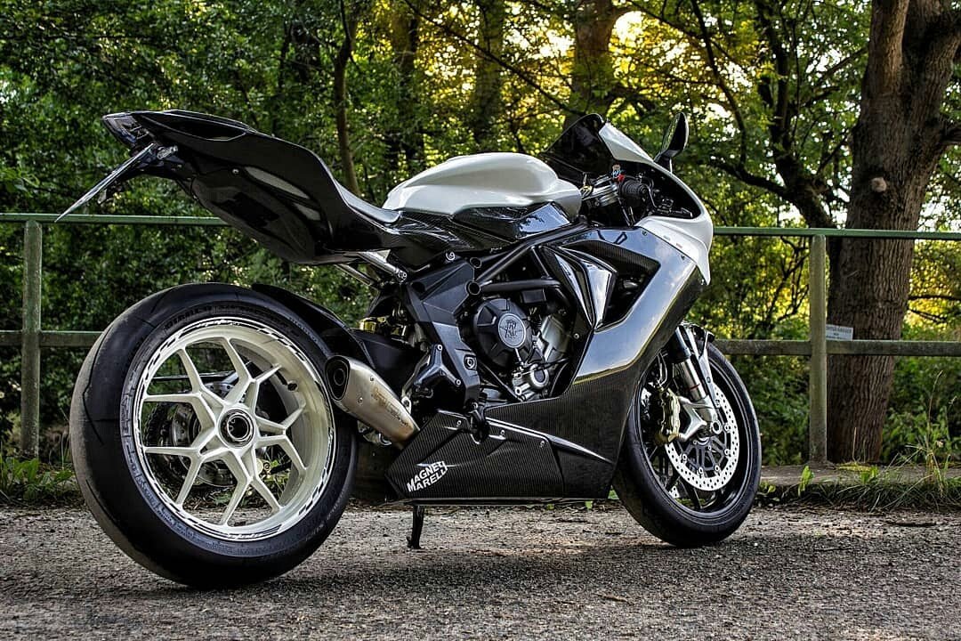 mvagustistagram's tweet photo. Wonderfully just wow! #MVAgusta #F3 #TrePistoni #PreciselyCrafted #MotorcycleArt #detailsmatter #dreambike https://t.co/WDMpw2Lwr3 https://t.co/mvafOqMhD4