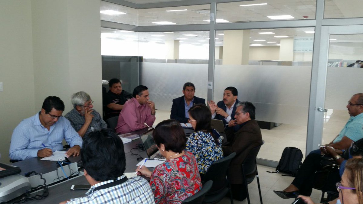 F_RodasC's tweet photo. #SPTMF Mantuvimos reunión de trabajo junto a representantes de pescadores pomaderos para definir politicas de desarrollo hacia este sector productivo del pais. https://t.co/vTEZOrsoiU