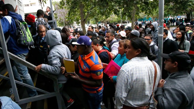 Telcomweb's tweet image. #Sociedad Los chilenos se ven a sí mismos &quot;más blancos y menos sucios&quot; que los inmigrantes, según un informe del Instituto Nacional de derechos Humanos. Revisa más acá &amp;gt; bit.ly/2DNFhZH #TelcomWeb