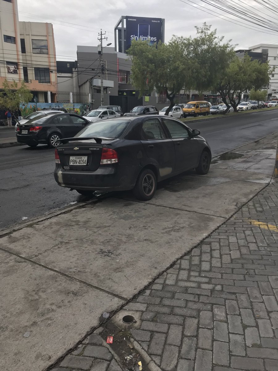 Este policía municipal dejó su auto estacionado en la vereda, corchando estacionamiento privado y no lo quiere mover <a href="/AMTQuito/">AMT Quito</a> <a href="/MunicipioQuito/">Municipio de Quito</a> <a href="/PoliciaEcuador/">Policía Ecuador</a> Va más de dos horas! Abuso de poder!!