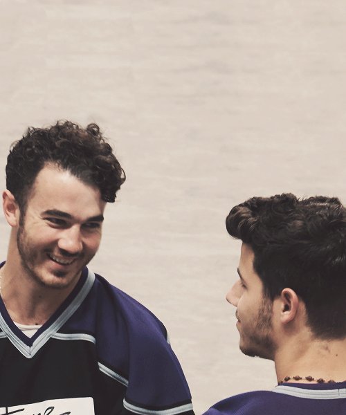_blxckstar's tweet photo. Les regalo estas fotos 

#ThankYouJonasBrothers https://t.co/RqvwwMG8dU