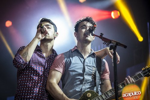 _blxckstar's tweet photo. Les regalo estas fotos 

#ThankYouJonasBrothers https://t.co/RqvwwMG8dU