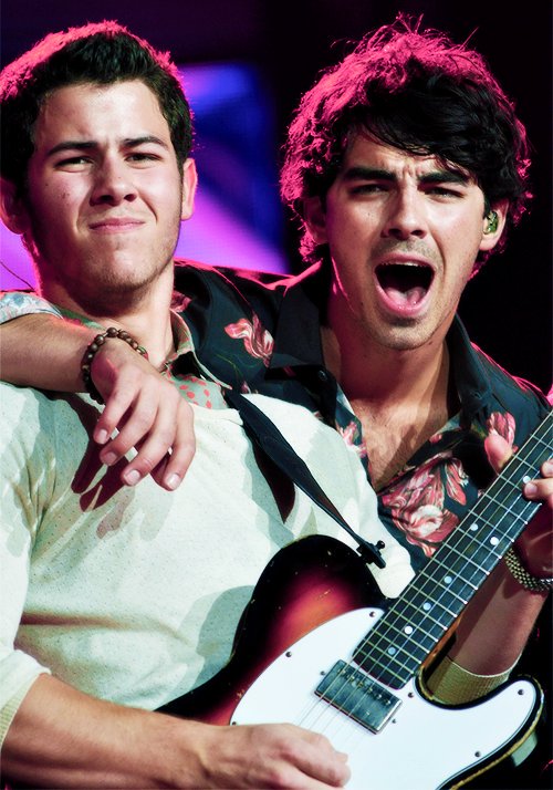 _blxckstar's tweet photo. Les regalo estas fotos 

#ThankYouJonasBrothers https://t.co/RqvwwMG8dU