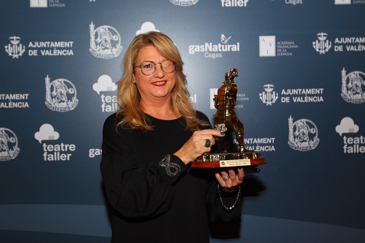 La mare de Claudia Ausina Soler, de la falla Rubén Dario-Fra Lluís Colomer, arreplega el premi a millor actriu en repartiment en la categoria juvenil. Enhorabona! #GalaCultura18