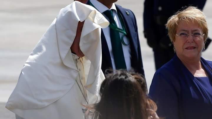 Chileokulto's tweet photo. 1 Papa = 4 #PicoEnElOjo
Mientras el Papa estuvo en Chile, nos metieron 4 #MegaPicos crearon el "Dicom de los Pobres", le quitaron facultades sancionatorias al Sernac, le regalaron el Litio a SQM y firmaron el proyecto de beneficio a los asesinos por crímenes de lesa humanidad. https://t.co/zUCQd3rcg6