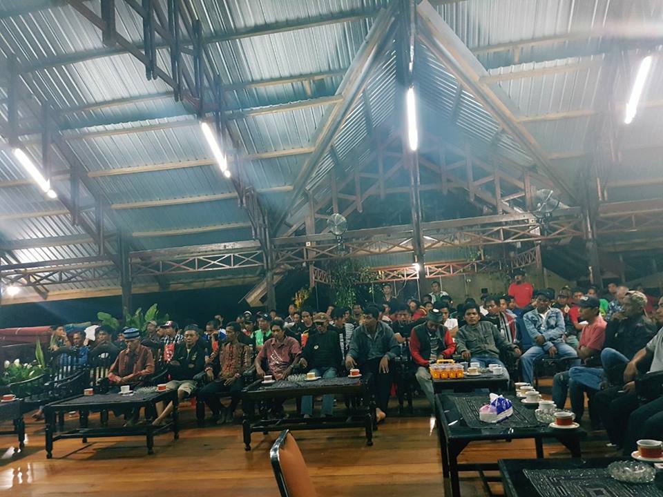 SBjCenter's tweet photo. Dukungan dari Masyarakat @walenrang terus mengalir, untuk pak @syukurbijak menuju pilkada Luwu 2018,. #SetiaBersamaRakyat #WalmasBersatu #BerbedakarenaKomitmen https://t.co/thtkHWV5d9