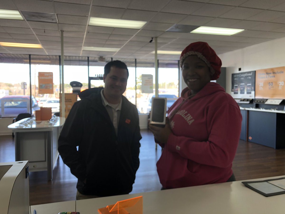 tkirk44's tweet image. Brand new iPhone 6 out the door @ Cellular Xperts Two Notch rd. @MichaelMiess1 @shawnatspg @Allison_AWi @ThomasSPG