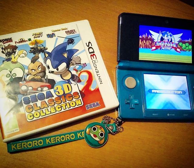 Freakazoid999's tweet photo. La Game Gear a enfin de la concurrence ! #sega #segacollection #nintendo #3ds #sonic #sega3dclassicscollection #powerdrift #puyopuyo #fantasyzone #galaxyforce #thunderblade #alteredbeast #mazewalker #retrogaming #kensugimori https://t.co/qUTg8XV8TF