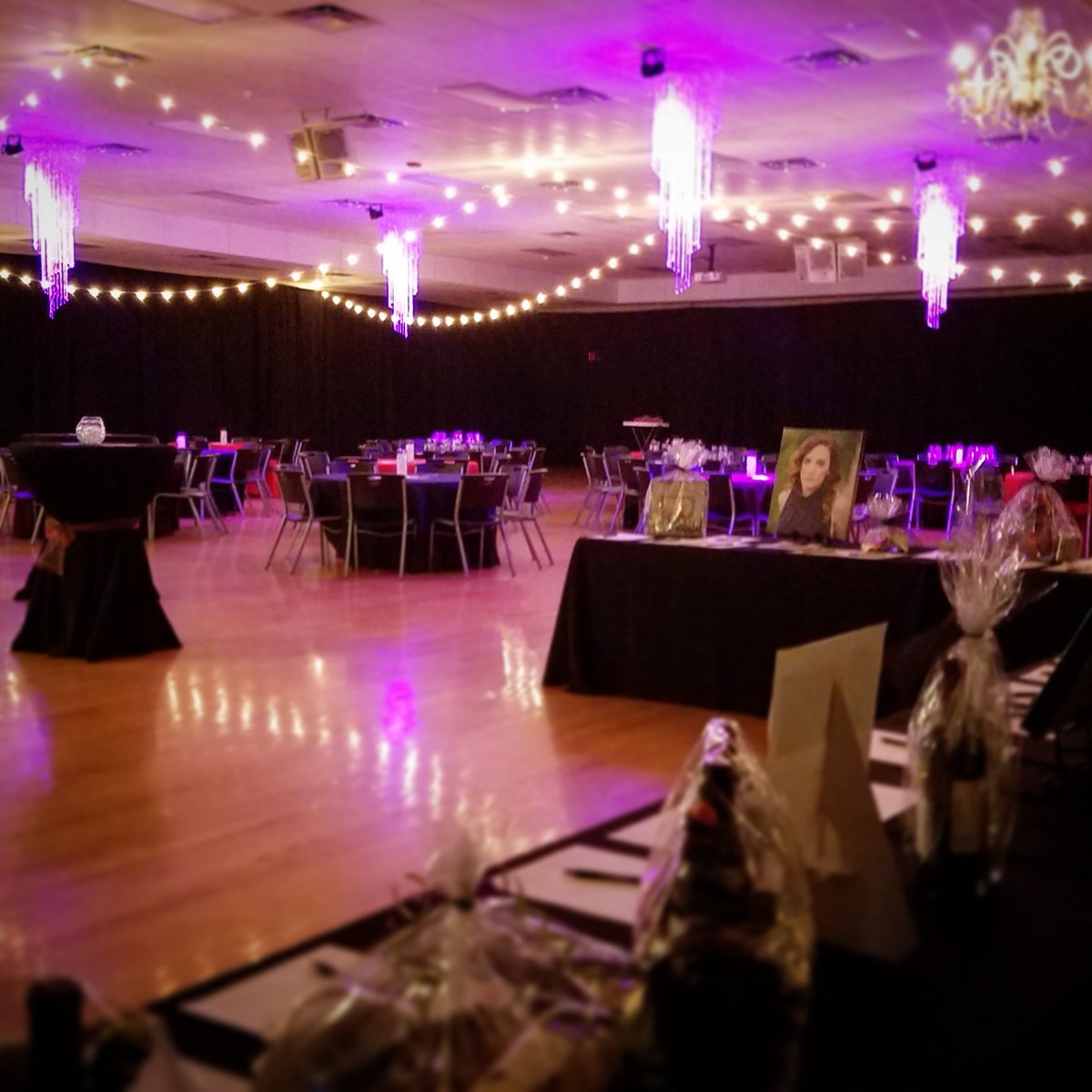 Who is ready to Bid &amp; Boogie tomorrow night?! It's not too late to purchase tickets online. usjbruins.org/parents/forms/…