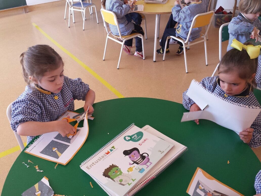 EscolaJoan23's tweet photo. Els nens i nenes de #P4 de #INF de l’@EscolaJoan23 continuem esforçant-nos en la #técnica de #retallar. Ja comencem a #saber reseguir #traços, #formes.... i necessitem estar molt concentrats #classe #Tarragona https://t.co/SJKWg5PJGQ