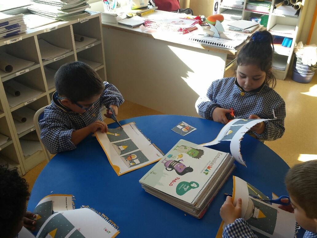 EscolaJoan23's tweet photo. Els nens i nenes de #P4 de #INF de l’@EscolaJoan23 continuem esforçant-nos en la #técnica de #retallar. Ja comencem a #saber reseguir #traços, #formes.... i necessitem estar molt concentrats #classe #Tarragona https://t.co/SJKWg5PJGQ