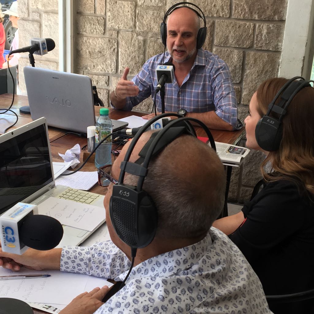 juliobanuelosok's tweet photo. Junto a #MarioPereyra conversando sobre el #Veranón en #Córdoba excelente 1ra quincena en nuestras sierras. Muchas gracias @Cadena3Com transmitiendo en vivo en @MinaClaveroOfc https://t.co/2mI3On0MlJ