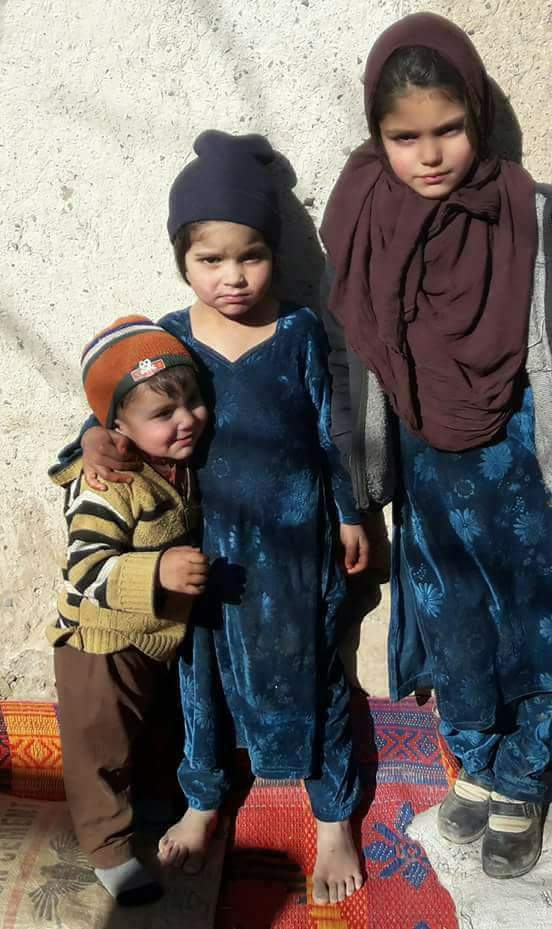 AfridiShafiQ10's tweet photo. نقیب اللہ محسود بھی عجیب دہشتگرد تھا کہ جس کی معفرت کے لئے پاکستانی فوج کا حاضر سروس بریگیڈیئر اور کیپٹن دعا مانگ رہے ہیں ۔ پاکستان کے ٹوٹل میڈیا کو ایک اور ٹوس ثبوت ملی
اگر دہشت گرد ہوتا پھر پاکستان آرمی کے کپٹن میجر کیوں آئے جنازے پر #StandWithNaqeeb #JusticeForNaqib https://t.co/skxPndz9Wd