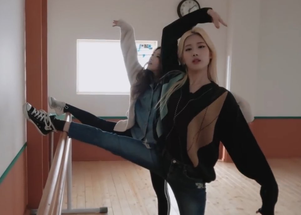 lipdoingthings's tweet image. lip doing ballet with haseul (2017)