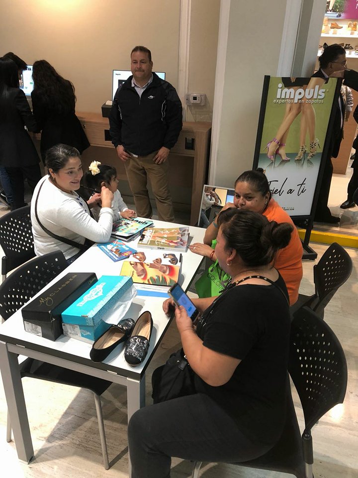 impuls_zapatos's tweet photo. Acude a nuestra nueva tienda en Guadalajara y tomate una foto con @Renotni.
😍👠🔥

#Impuls #ImpulsFielATi
#ImpulsVentaPorCatálogo https://t.co/jbnsff5VOK