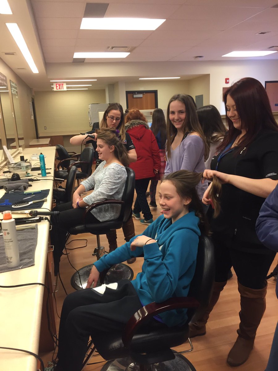 krmiller86's tweet photo. Uptergrove intermediates enjoying all there is to offer at the Twin Lakes Tech Expo! Thanks for having us @TwinLakes_SS! @JamesLangner https://t.co/2xbPlZVp6e