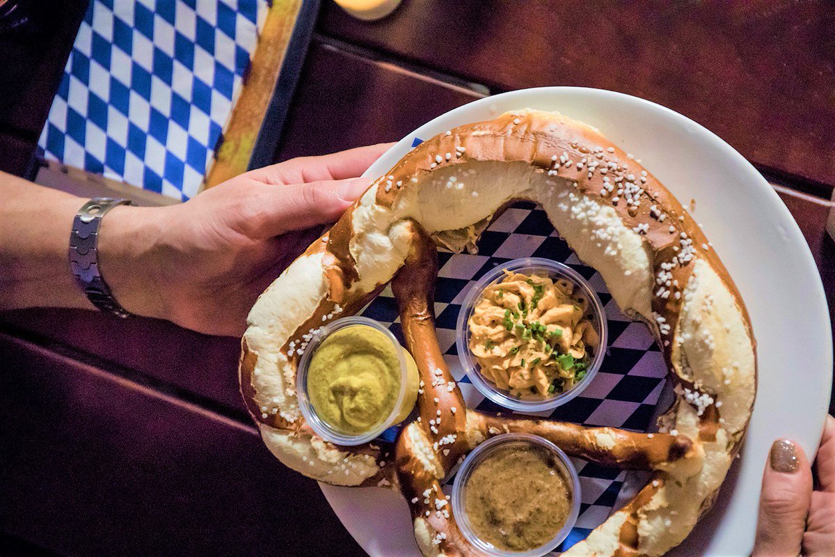 HofbrauhausLV's tweet photo. Our jumbo pretzels are big enough to share, but do you really want to? 🥨
#FollowTheLiter to #HofbrauhausLV
#Pretzel #SoftPretzel #Beer #Hofbrauhaus #LasVegas #Vegas #BeerHall #BeerGarden #Nevada #German #GermanFood #Bavarian https://t.co/JzWUYsPeuy