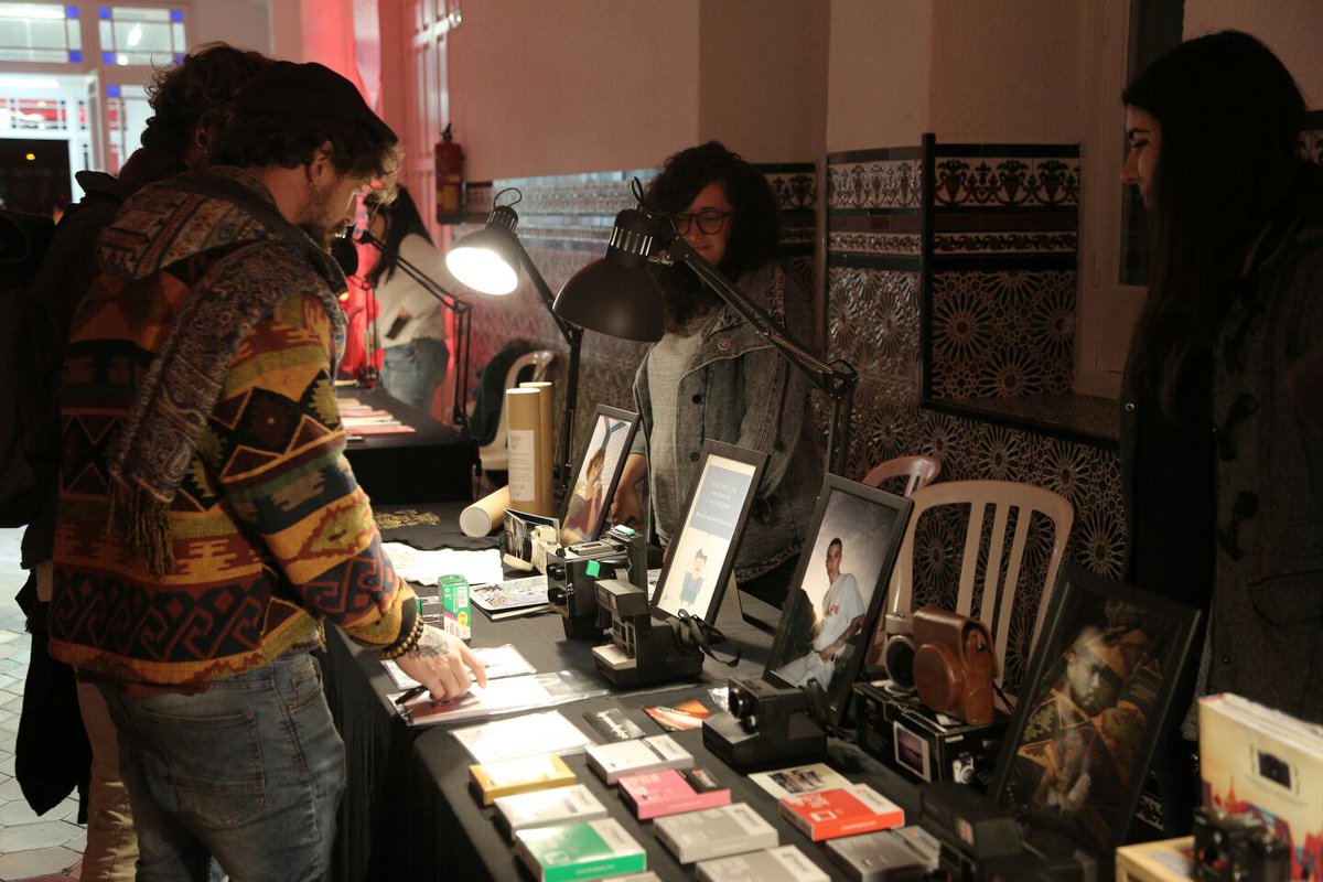 latermicamalaga's tweet photo. Libros, fanzines, fotografía, decoración, vinilos y más en los stands del #Rastro de hoy en el #RedFriday #LT5años https://t.co/1qrNMhK3vp
