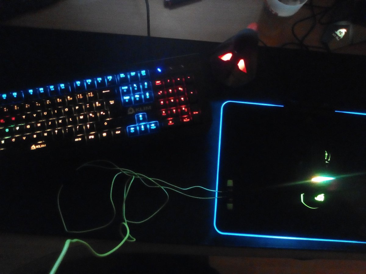 tibyloute's tweet image. Le Domination pour une parfaite personnalisation, les belles couleurs du tapis de sourie et une glisse sans pareil, le micro qui va bien, la sourie précise et confortable, les écouteurs classe en avec une isolation sonore de ouf.. Sans oublie le Bungee. #SetUp2018 FULL #KLIMTechs