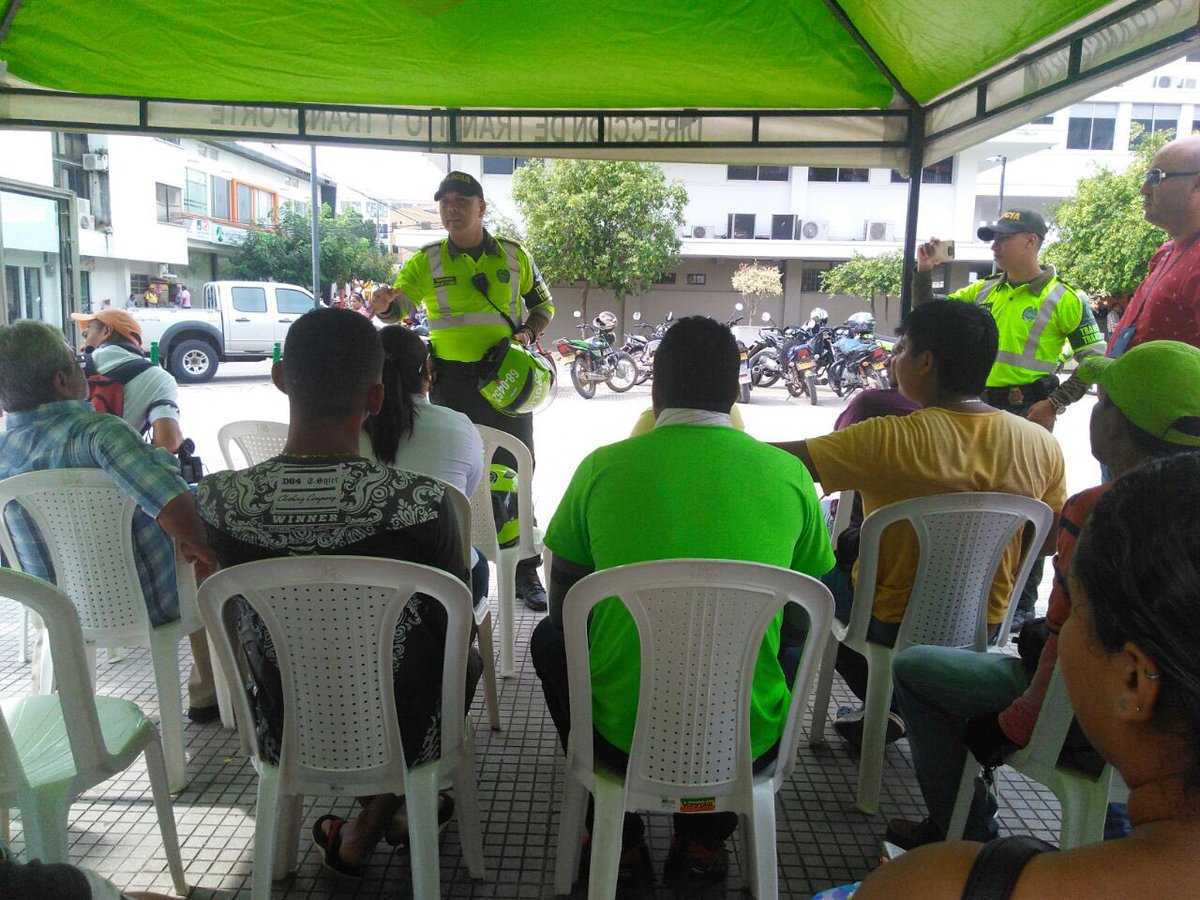 monterialcaldia's tweet photo. La Secretaría de Tránsito, la Policía Metropolitana y la Fundación Huesito Sano, realizaron la campaña #ConduceBien para generar espacios de reflexión, prevención y educación de todos los actores de la vía, especialmente entre los conductores de motocicletas. https://t.co/VRc4vvx0OE