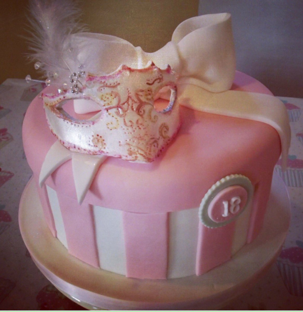 CupsTearoom's tweet photo. ๐ถHappy birthday sweet 16๐ถ #hatboxcake #hatbox #cake #hapoybirthday #birthdaygirl #handmade #homemade https://t.co/BiLysKMnhS