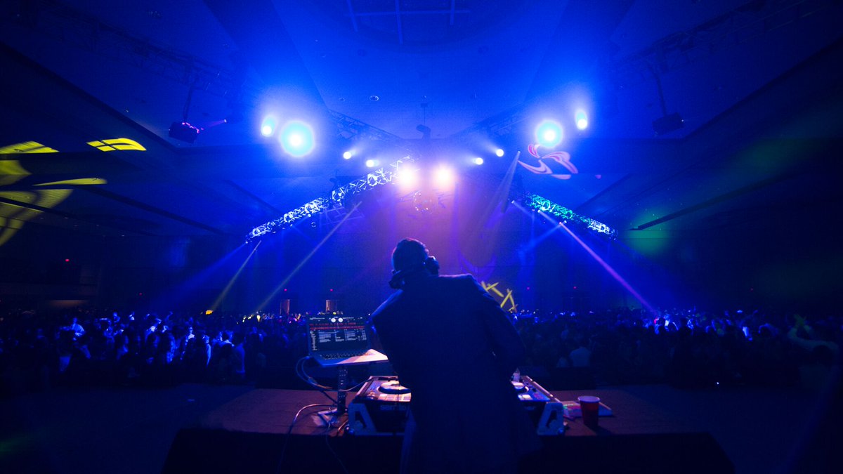 GVSUStudentLife's tweet photo. GIVEAWAY: Presidents' Ball is right around the corner! To enter yourself for a chance to win two FREE Pres Ball dance tickets, follow us on twitter and retweet this tweet! #GVPresBall https://t.co/MhbqRBLsJe