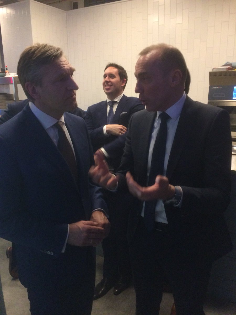 JWouters15's tweet photo. Wethouder Dols van Gilze en Rijen in gesprek met Cda leider Sybrand  Buma over toekomstig luchthaven besluit voor vliegbasis. https://t.co/hXwA3S9eCn