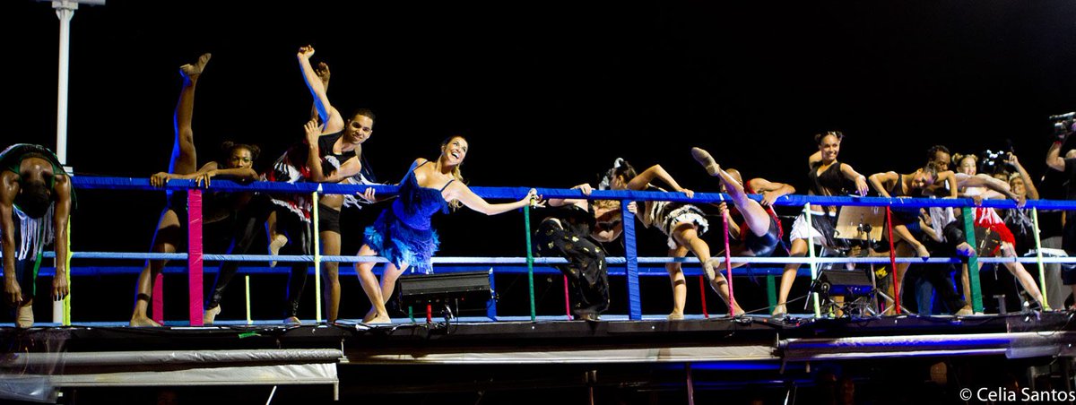 danielamercury's tweet photo. Essa foi uma das homenagens a dança,  com a maravilhosa participação de #DeboraColker, no ano em que tema foi a Arte. Esse ano o 🎭Banzeiro🎭 vai ser lindo no palco do Triatro, com as roupas,  bailarinos e coreografias. #banzeiro #banzeiromusicadocarnaval2018  #danielamercury https://t.co/Vr9BbZQ92z