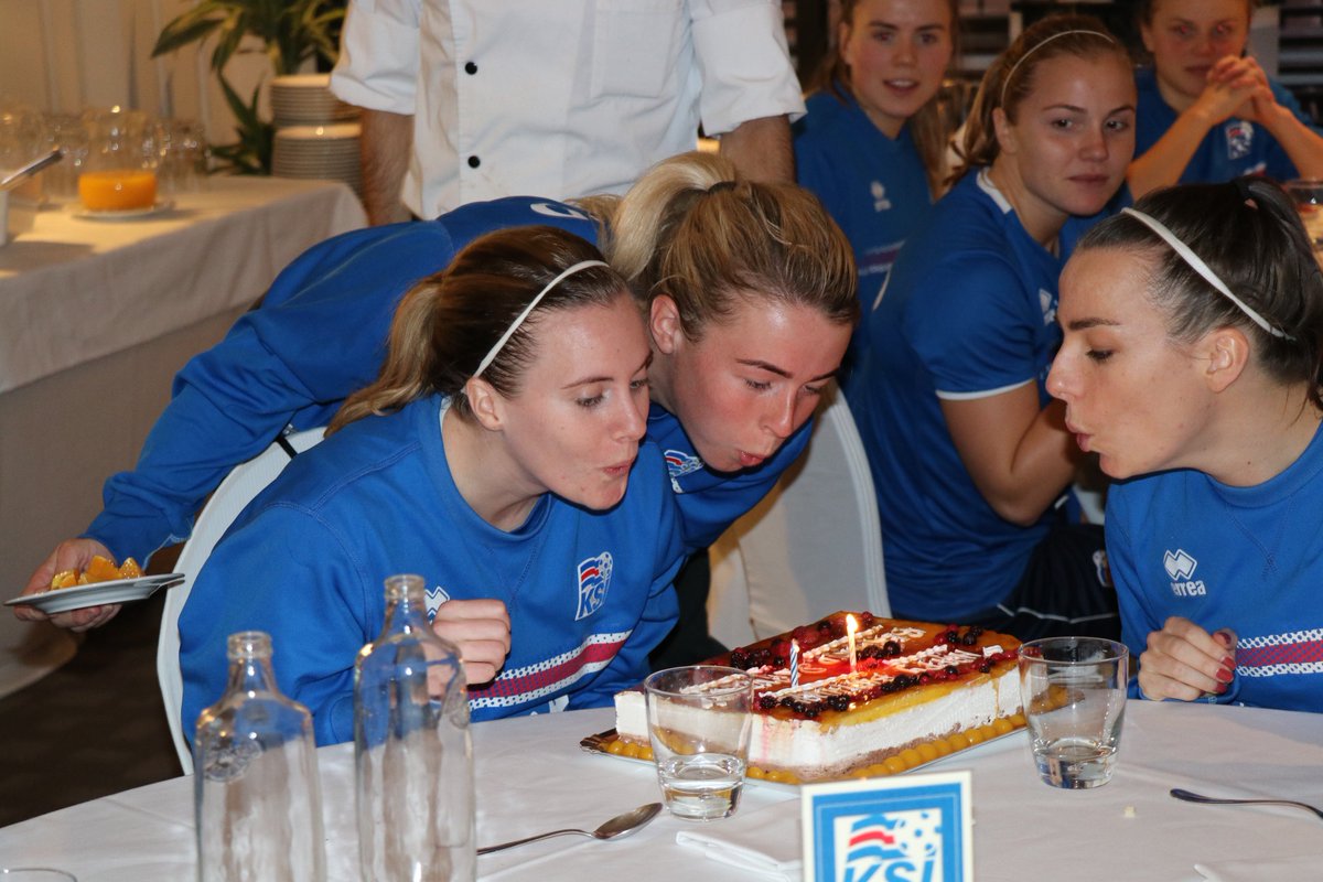 Tvö afmælisbörn í gær og í dag fengu þær svo sameiginlega afmælisköku eftir kvöldmatinn. Til hamingju með afmælið <a href="/berglindbjorg10/">Berglind Björg Thorvaldsdóttir</a> og <a href="/sandrajessen7/">Sandra María Jessen</a> !

<a href="/HallberaGisla/">Hallbera Gisladottir</a> stóðst ekki freistinguna og hjálpaði stelpunum að blása á öll tvö kertin... 😄

#fyririsland #dottir