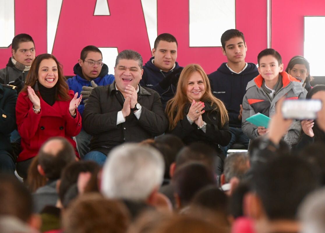 GobDeCoahuila's tweet photo. Al colocar la primera piedra de Ciudad DIF, proyecto en el que se invierten 11 millones de pesos; el Gobernador @mrikelme, acompañado de su esposa @MarcelaGorgon, Presidenta Honoraria del DIF Coahuila, reafirmó su compromiso con el municipio #PeidrasNegras. https://t.co/Rzzmh8gM43