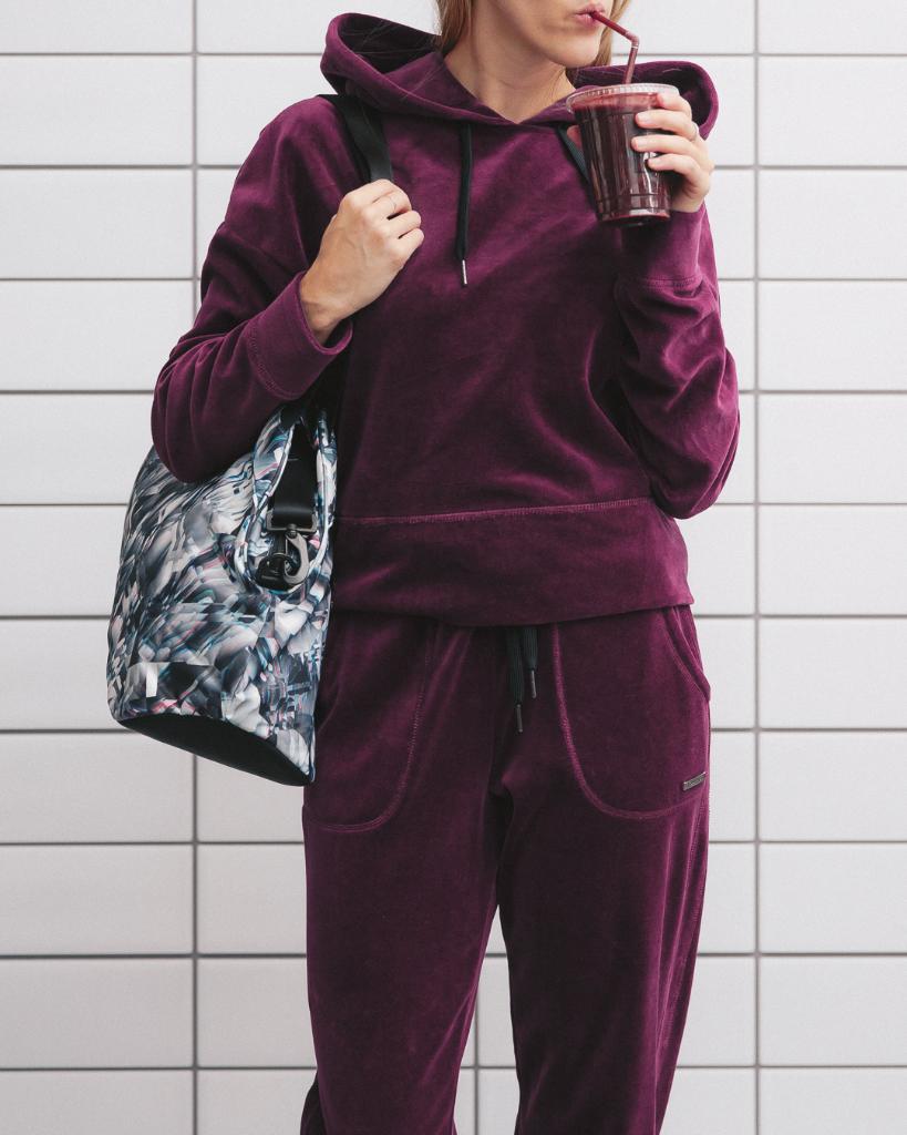 hudsonsbay's tweet photo. Comfy & cool outfits for after-workout #HBActive. Shop these looks at https://t.co/JgHHPKReBe https://t.co/3bstKrE0st
