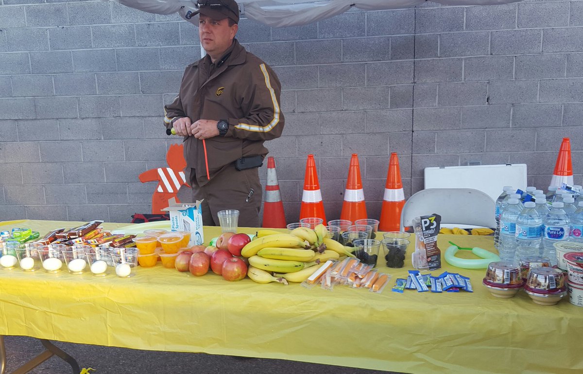 UPSphoenix's tweet photo. Camelback safety team leader Rod #CaughtSafely handing out a healthy breakfast this morning. Wellness champ Chris teaching us the 5 being habits. #UPSTEMPE @MPZakely @relmessan @DesertMTUPSers @TempeSafety https://t.co/ijIYsGK2cm