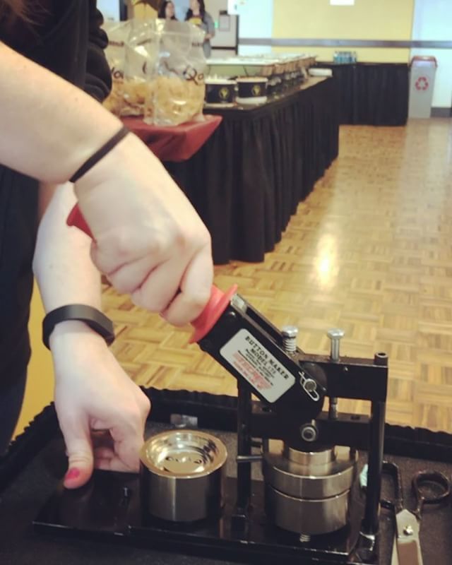 umnlib's tweet photo. Making buttons with new Gophers at Transfer Welcome Day in Coffman! Fun with old book covers and magazines! #welcome #newgophers #ofyp #makeabutton #umn #umntransfers #tgif #springsemester https://t.co/ipixjNQe36 https://t.co/kZCdpg8wsB