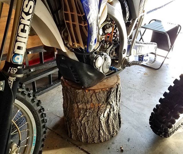 Makeshift bike stand is working out great! 😂 #brokeasajoke 
#MotoNVoffroad #Moto #Enduro #ExtremeEnduro #HardEnduro #OffRoad #OffRoadMoto #Hillclimb #Motoclimb #Xtended #Trials #TrialsBike #DesertRacing #MotoCross #Motorcycle #MotorcycleRacing  #Braa… instagram.com/p/BeJJnqEHrY4/