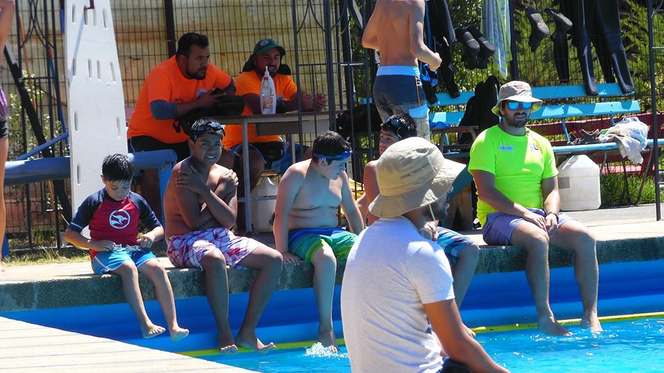funfamilias's tweet photo. #Talcahuano: Más de 20 niños y niñas del Centro Familiar de Talcahuano participaron del taller de natación, el que se realizó en la Piscina Municipal de Talcahuano y que contó con el apoyo del Instituto Nacional de Deportes Chile de la región. https://t.co/7TYziynscI